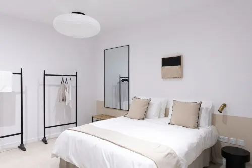 Modern SEAFRONT 2BR APT w Terrace & View - Homestays