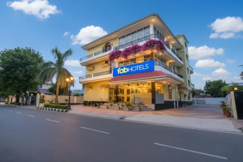 FabHotel Kriti Green - Hanuman Mandir, Lathia Hotels in Dafi