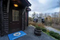 Private indoor pool & hot tub, 10 minutes to Gore, 25 minutes to Lake George