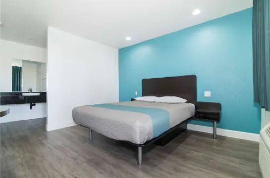 6號汽車旅館莫雷諾谷 - 河濱三月空軍基地