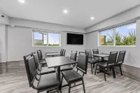 Super 8 by Wyndham Texas City - 2-Star