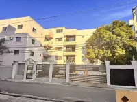 Enjoy Huge 4 bedrooms, and 3 bathrooms, 8 new apartments โรงแรมใน