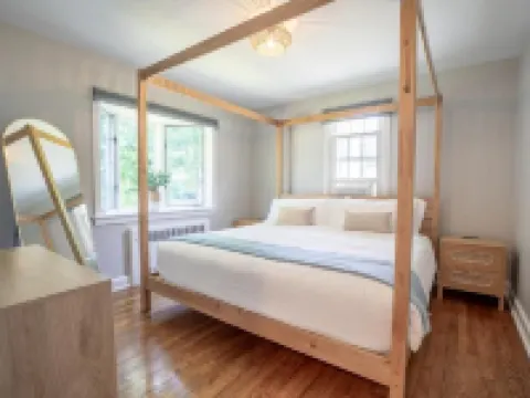 Family Cottage with 4 King Beds Hotels in Norwalk