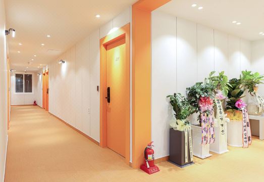 호텔 입구 및 주차장