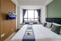 Studio Room near BINUS Alam Sutera at Collins Boulevard Apartment By Travelio  호텔