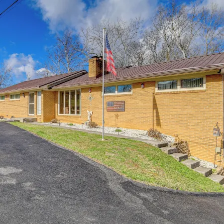 Bristol Retreat w/ Creek Access: 2 Mi to Dtwn