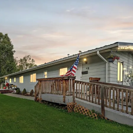 Home Away from home, fully/equipped, nearJBER, private parking <4 miles Downtown