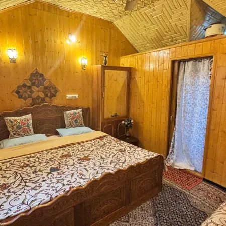 Golden Hopes Group of Houseboats