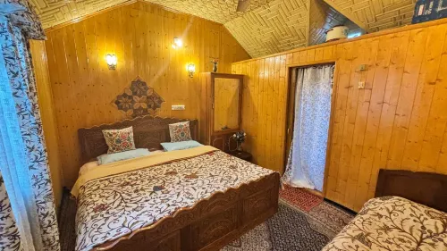 Golden Hopes Group of Houseboats