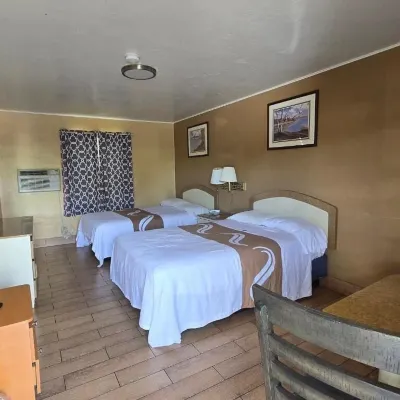 Golf View Motel Hotels near List Distillery
