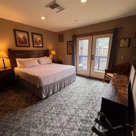 Studio Resort Room at Silver Mtn Resort to Ski/Board or Bike 30 min to Hiawatha