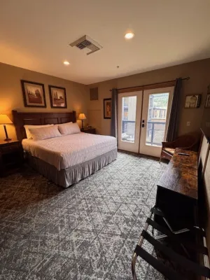 Studio Resort Room at Silver Mtn Resort to Ski/Board or Bike 30 min to Hiawatha