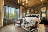 New Lux Cabin! 5500sf / GolfSim / MoviTheatr / HotTub / 4KingStes / Gym&Billiard