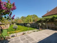Stylish 5 Bed Surrey Home with Garden Hotels in Leatherhead