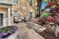 The Carriage House - Historic getaway in the heart of the city!