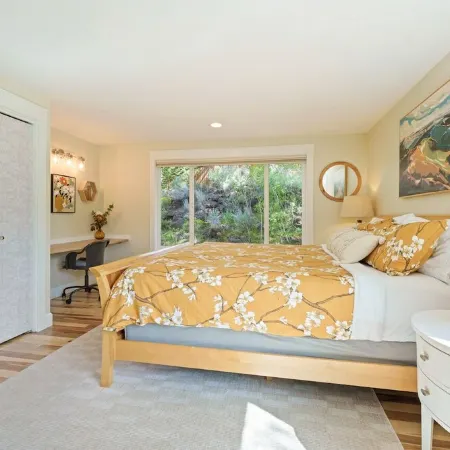 Hillside Haven: Tranquil NW Studio Near the River