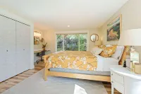 Hillside Haven: Tranquil NW Studio Near the River