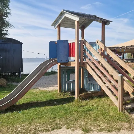 Tiny Couples Wagon on the Lakeside Отели в г. Алмере