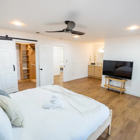 Bella Vista: 5-bed home w pool