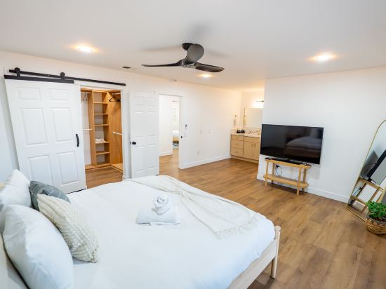 Bella Vista: 5-bed home w pool