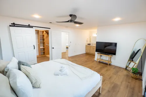 Bella Vista: 5-bed home w pool