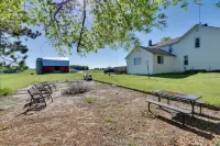 3 Miles to Torch Lake! Farmhouse w/ Vineyard View - 2-Sterne