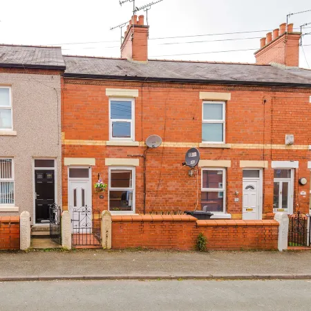 Central 2 Bed in Wrexham Sleeps 6 With Parking