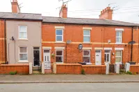 Central 2 Bed in Wrexham Sleeps 6 With Parking Hotels in 