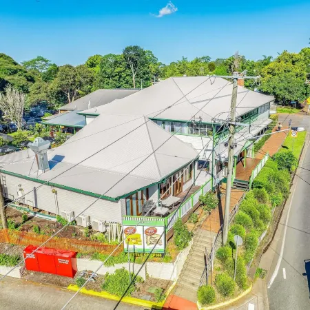 Maleny Hotel Отели в г. Малени