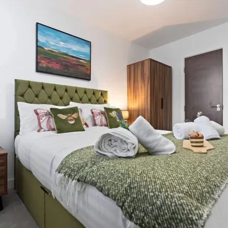 Pristine Flat Ideal for Small Groups Sleeps 4