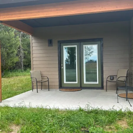 Cozy 3-bedroom cabin in tranquil Donnelly with WiFi, AC