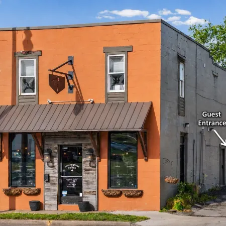 Beautiful 2bd/1ba Above Craft Coffee Shop, Downtown, by Apsu