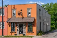 Beautiful 2bd/1ba Above Craft Coffee Shop, Downtown, by Apsu - 4-Star