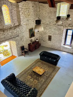 Castle on the Cliffs Private River, Summer Coolness - Boutique