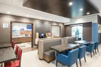 Holiday Inn Express & Suites MILTON by IHG - parking