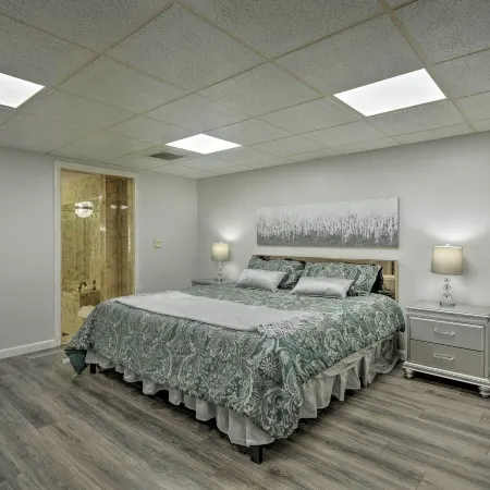 Walk to Pawtucket Country Club! Sleek Condo