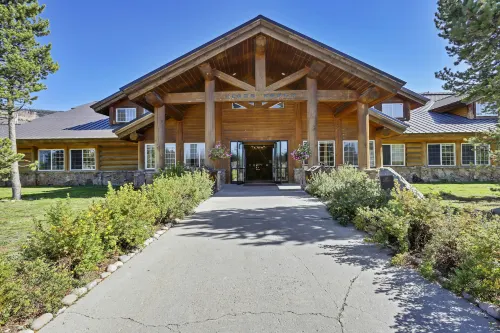 Headwaters Lodge & Cabins at Flagg Ranch - Homestays