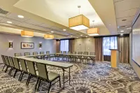 DoubleTree by Hilton Hotel Baton Rouge - parking