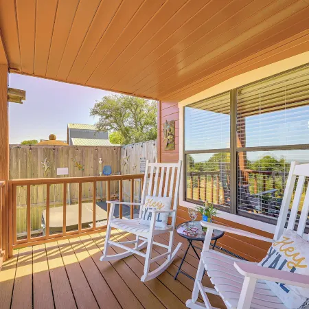 Pet-Friendly Fredericksburg Cabin w/ Hot Tub!