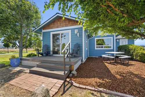 Juan de Fuca Waterfront Hotel & Cottages - Beach