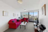 Top Floor Braddon Sunset Views to Black Mountain - Hot Tub