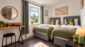 Modern 2BR Apartment Sleeps 4 Fast WiFi Luxury Bathroom