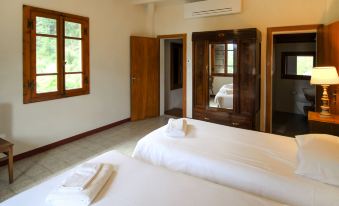 a room with two beds , one on the left and one on the right side of the room at Gemma