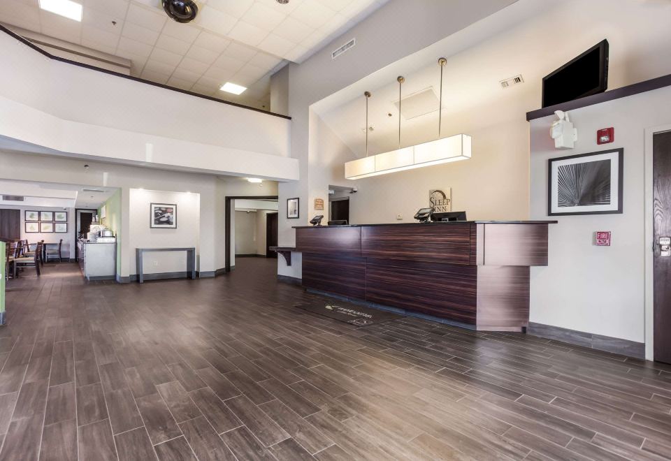 [슬립 인 앳 하버 뷰의 실내 수영장]