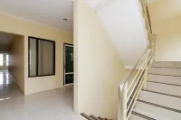 RedDoorz Near Taman Samarendah Hotels in Karang Asam Ulu