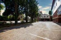 Westone Manor Hotel - parking