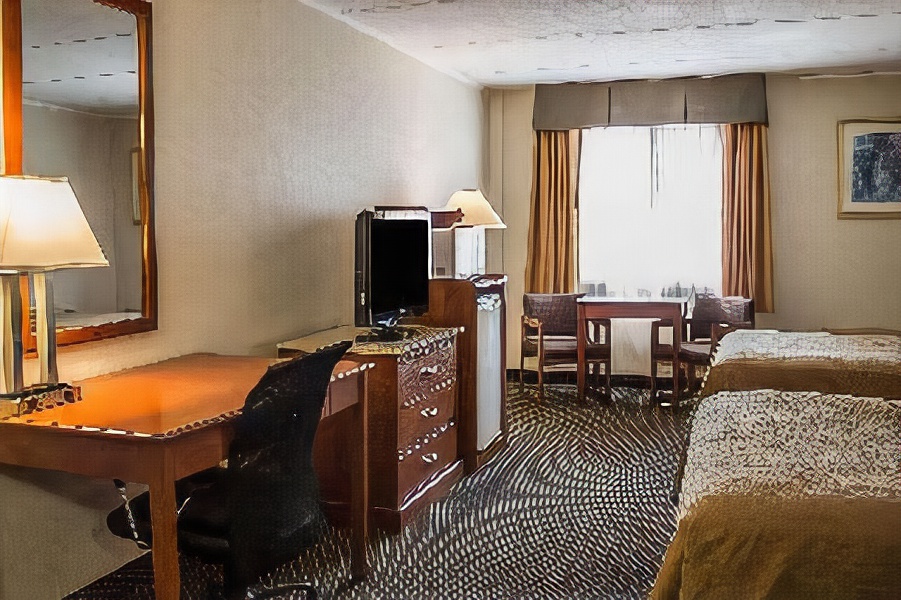 Quality Inn & Suites North Youngstown Area