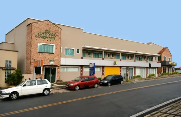 夸特魯巴拉斯帝國酒店