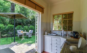 Bushwillow Spacious Cottage for 2 People with Private Garden Access!