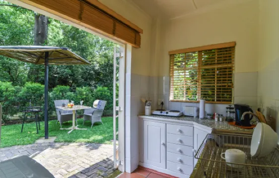 Bushwillow Spacious Cottage for 2 People with Private Garden Access!